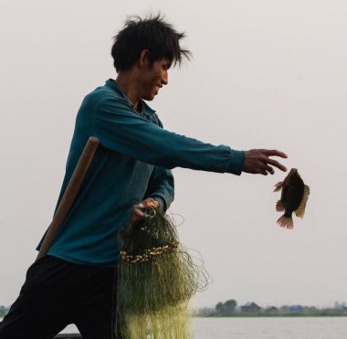 Inle, Myanmar - Mart 2019: Inle gölünde geleneksel Birmanya bacak kürek balıkçı