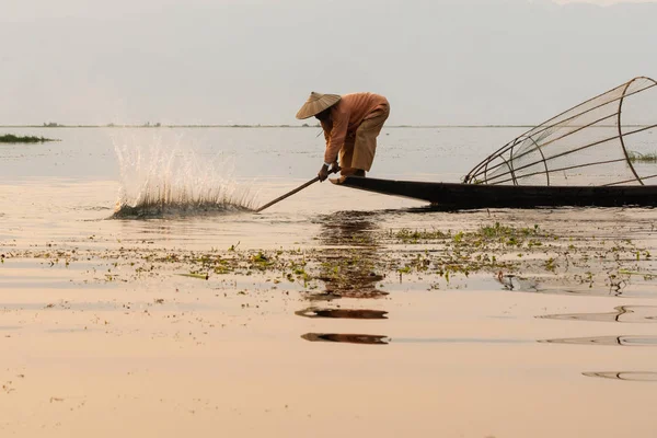 Inle, Myanmar - marzo 2019: tradizionale pescatore birmano a remi al lago Inle — Foto Stock