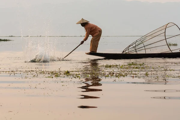 Inle, Myanmar - marzo 2019: tradizionale pescatore birmano a remi al lago Inle — Foto Stock