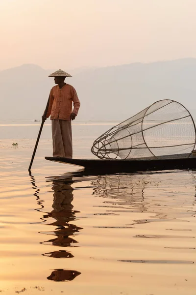 Inle, Myanmar - Marzo 2019: Pescador de remo tradicional birmano en el lago Inle — Foto de Stock