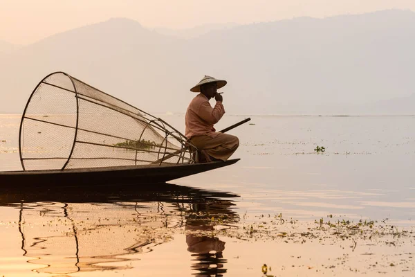 Inle, Myanmar - Marzo 2019: Pescador de remo tradicional birmano en el lago Inle — Foto de Stock