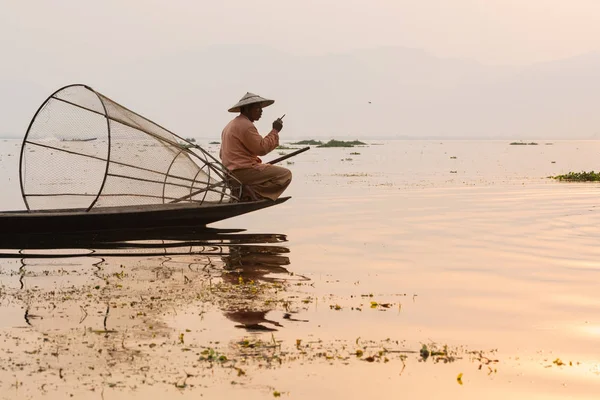 Inle, Mianmar - Março 2019: Pescador tradicional de remo de perna birmanesa no lago Inle — Fotografia de Stock