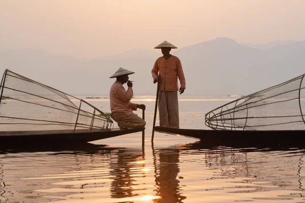 Inle, Myanmar-mars 2019: traditionella burmesiska ben rodd fiskare vid Inle Lake — Stockfoto