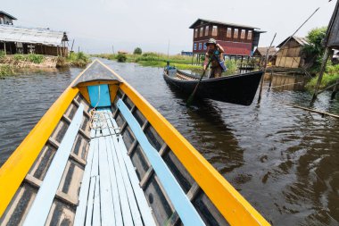 Maing Thauk, Myanmar - Nisan 2019: Inle gölündeki Maing Thauk köyünden geçen geleneksel Birmanya ahşap teknesi