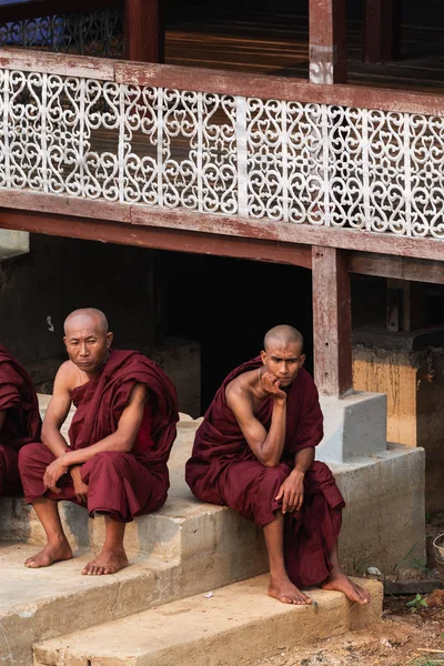 Maing thauk, myanmar - april 2019: buddhistische Mönche sitzen auf einer Klosterveranda am inle lake — Stockfoto