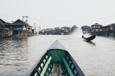 Nampan, Myanmar - Nisan 2019: Inle gölündeki Nampan köyünden geçen geleneksel Birmanya ahşap teknesi
