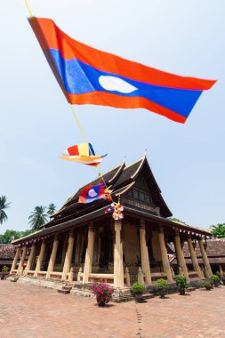 Wat Sisaket Vientiane, Laos ön planda renkli Budist dini bayrakları ile