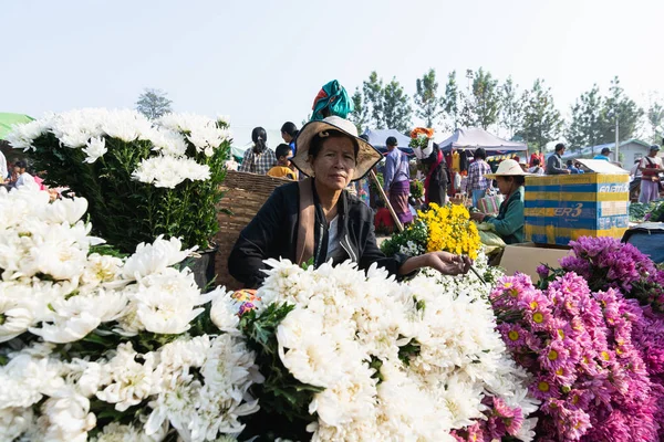 Indein, Myanmar - marzo 2019: la donna birmana vende fiori di crisantemo sul mercato di strada — Foto Stock