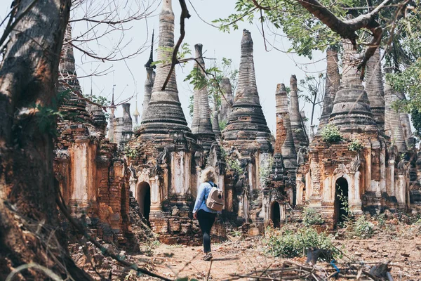 Mulher em pé na frente do Shwe Indein Pagoda no lago Inle, Mianmar — Fotografia de Stock