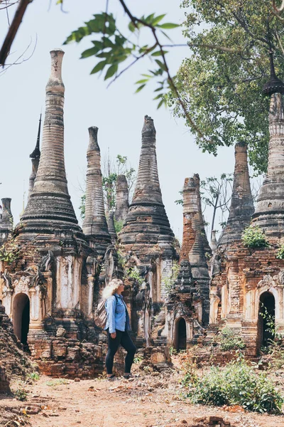 Mujer de pie frente a la pagoda Shwe Indein en el lago Inle, Myanmar —  Fotos de Stock