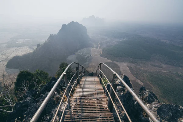 Berggipfel mit leeren Treppen, die während des nebligen Morgens bei Sonnenaufgang in hpa-an, myanmar — Stockfoto