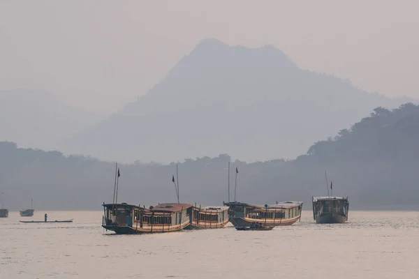 Traditionella laotiska trä långsamma båtar på Mekongfloden nära Luang Prabang, Laos — Stockfoto
