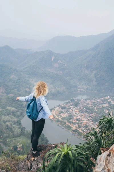 Jeune femme caucasienne debout sur le sommet de la montagne surplombant la vallée de la rivière dans le village de Nong Khiaw, Laos — Photo