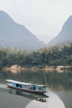 Nong Khiaw Köyü, Laos yakınında Nam OU nehirde geleneksel Laos ahşap yavaş tekne