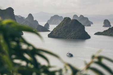 Halong Bay kireçtaşı dağları arasında turistik yolcu gemisi yelken, Vietnam