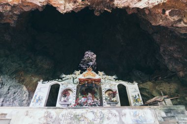 Ninh Binh eyaletinde kaya mağarası içinde Geleneksel Vietnam tapınağı, Vietnam
