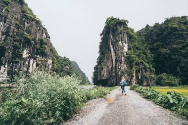Ninh Binh eyaletinde kireçtaşı dağlara bakan Kafkas sarışın kadın, Vietnam