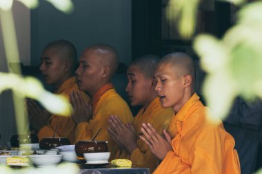 Hue, Vietnam - Haziran 2019: Thien Mu Pagoda'da yemekten önce geleneksel dua ilahileri söyleyen Budist rahipler