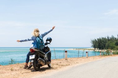 Hai Van pass, Vietnam için yolda deniz boyunca motosiklet sürme Kadın