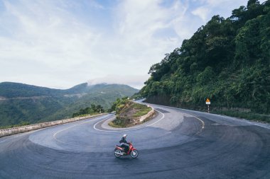 Hai Van dolambaçlı yollarda motosiklet sürme Adam Hoi An, Vietnam Hue şehirden geçmek