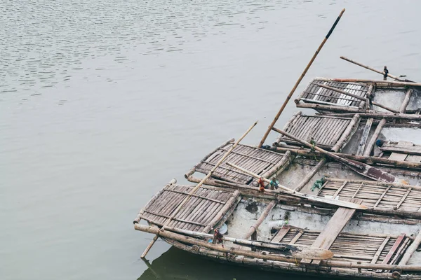 Houten toeristische boten afgemeerd in Tam COC National Park in de provincie Ninh Binh, Vietnam — Stockfoto