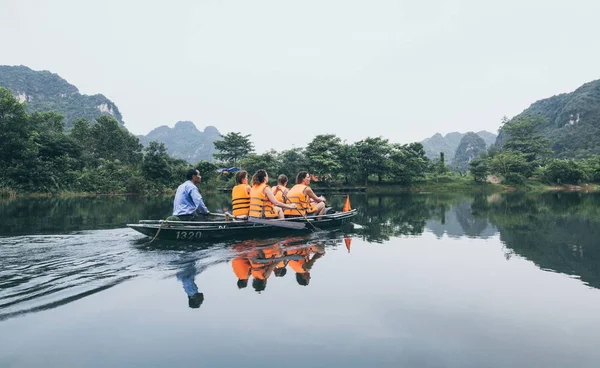 Ninh Binh, Vietnam - May 2019: tourists on a boat tour in Trang An nature park — Stock Photo, Image