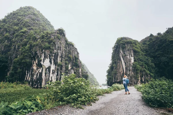 Caucasian blonde woman overlooking limestone mountains in Ninh Binh province, Vietnam — Stock Photo, Image