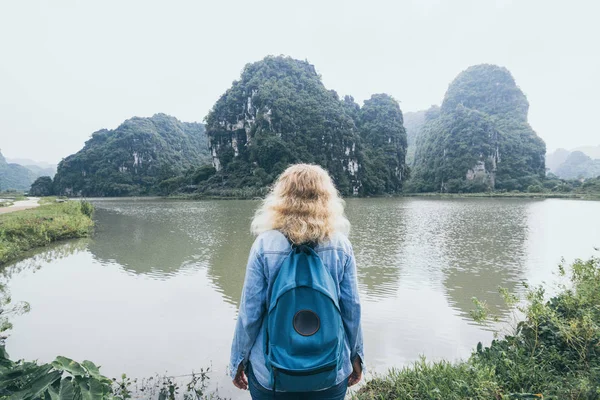 베트남 닌빈 지방의 석회암 산맥을 내려다보는 백인 금발 여성 — 스톡 사진