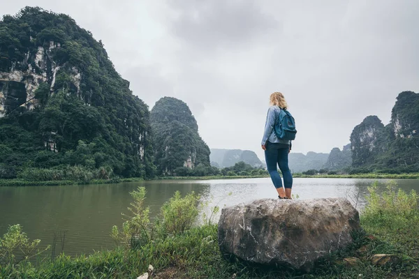 Kaukasische blonde Frau mit Blick auf Kalksteinberge in der Provinz Ninh Binh, Vietnam — Stockfoto