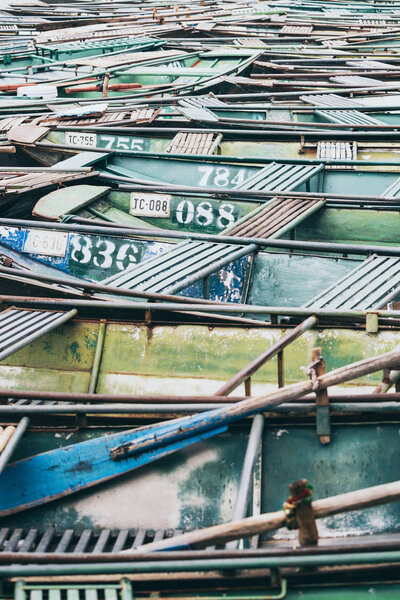 Ninh Binh, Vietnam - May 2019: pattern of tourist boats moored in Tam Coc national park — Stock Photo, Image