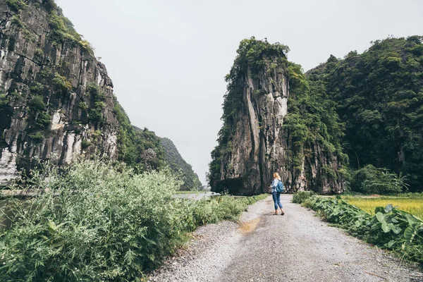 Kaukasische blonde Frau mit Blick auf Kalksteinberge in der Provinz Ninh Binh, Vietnam — Stockfoto