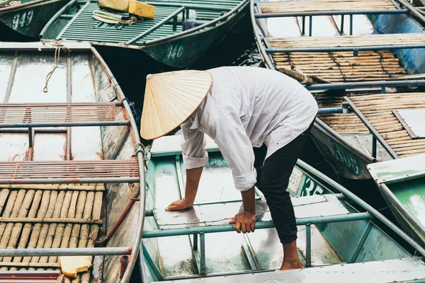 Ninh Binh, Vietnam - Mai 2019 : Femme vietnamienne dans un bateau à rames en bois traversant le parc naturel de Trang An — Photo