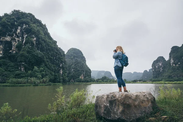 Blanke blonde vrouw met uitzicht op kalkstenen bergen in de provincie Ninh Binh, Vietnam — Stockfoto