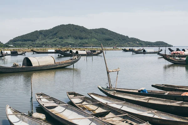 Traditionella vietnamesiska fiskebåtar med ovala tak, Vietnam — Stockfoto