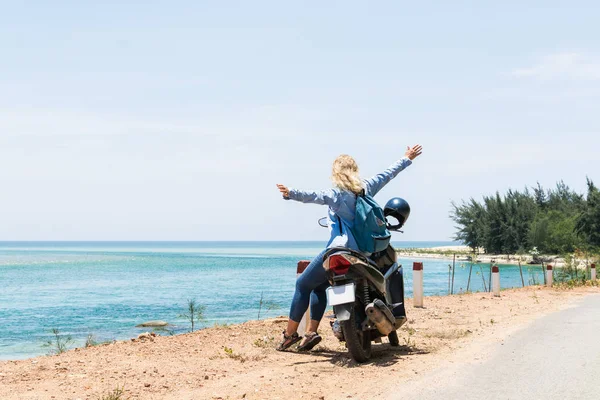 Hai Van pass, Vietnam için yolda deniz boyunca motosiklet sürme Kadın