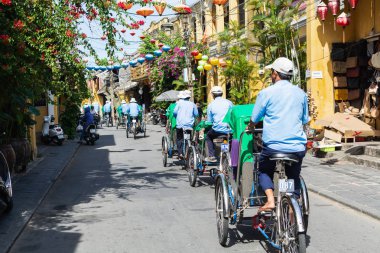 Hoi An, Vietnam - Haziran 2019: tarihi şehir merkezinde turist taşıyan çekçekler