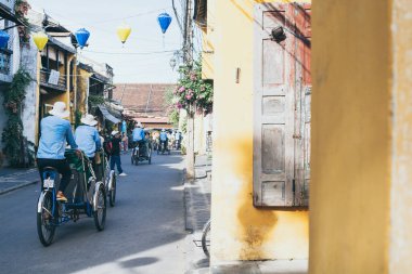 Hoi An, Vietnam - Haziran 2019: tarihi şehir merkezinde turist taşıyan çekçekler