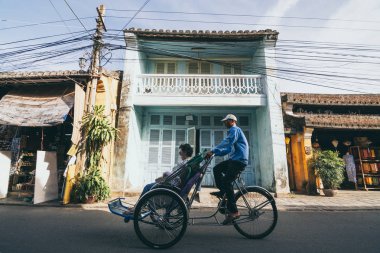 Hoi An, Vietnam - Haziran 2019: tarihi şehir merkezinde turist taşıyan çekçekler