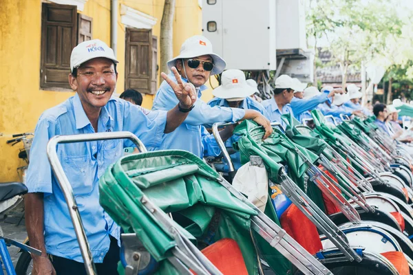 Hoi an, Vietnam - Juni 2019: vietnamesische Rikscha lächelt und zeigt Siegeszeichen mit der Hand — Stockfoto