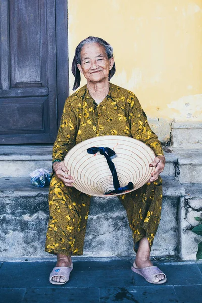 Hoi an, Vietnam - Juni 2019: alte vietnamesische Frau mit kegelförmigem Hut — Stockfoto