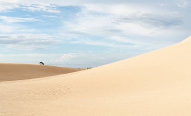 Mui Ne, Vietnam - Haziran 2019: Bau Trang beyaz kum tepeleri sürme off-road araba