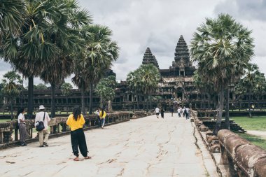Siem Reap, Kamboçya - Haziran 2019: Angkor Wat ana tapınağına doğru yürüyen turistler