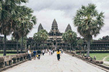 Siem Reap, Kamboçya - Haziran 2019: Angkor Wat ana tapınağına doğru yürüyen turistler