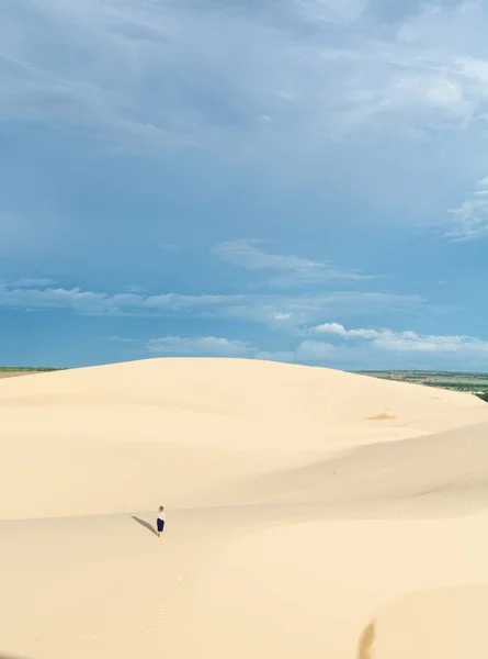 Silhueta feminina andando em dunas de areia do deserto de Mui Ne, Vietnã — Fotografia de Stock