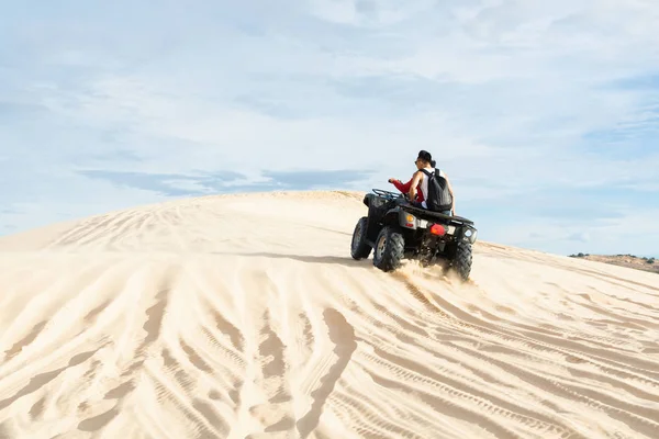 Mui Ne, Vietnam - Haziran 2019: off-road Atv dört bisiklet gün doğumunda çöl kum tepeleri ile sürüş