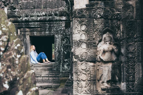 Mujer rubia caucásica descubriendo las ruinas del complejo de templos Angkor Wat en Siem Reap, Camboya —  Fotos de Stock