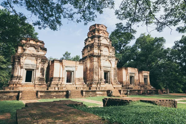 Antiguo templo en el territorio de Angkor Wat ciudad histórica en Siem Reap, Camboya —  Fotos de Stock