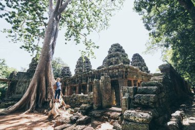 Beyaz sarışın kadın Siem Reap Angkor Wat tapınak kompleksi kalıntıları keşfetmek, Kamboçya