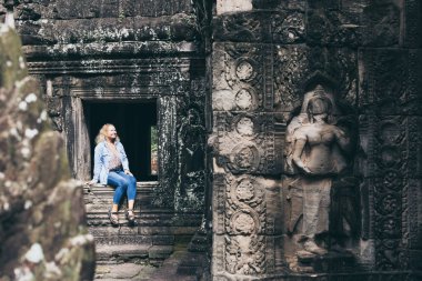 Beyaz sarışın kadın Siem Reap Angkor Wat tapınak kompleksi kalıntıları keşfetmek, Kamboçya