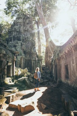 Beyaz sarışın kadın Siem Reap Angkor Wat tapınak kompleksi kalıntıları keşfetmek, Kamboçya